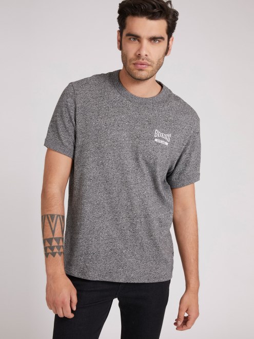 Camiseta Gris Con Logo En La Parte Delantera