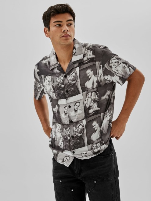 Camiseta Con Estampado Integral Guess Negro Multi