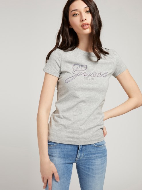 Camiseta Guess Gris Con Multiples Logos De Strass