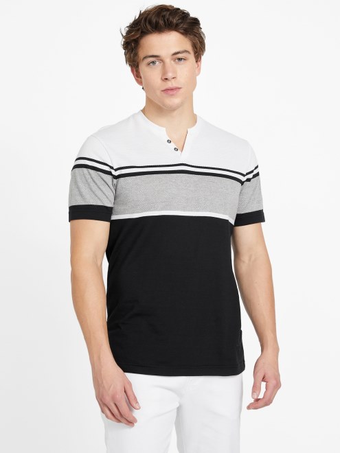 Guess Camiseta Negra Azabache Multi Chucky Con Abertura A Rayas